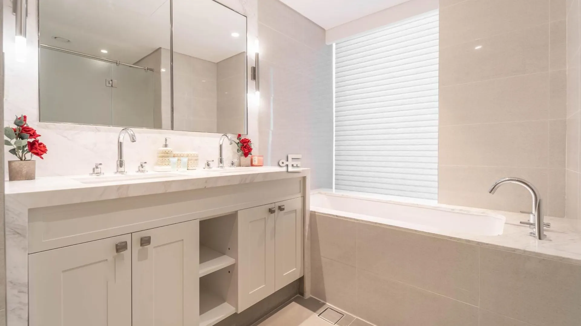 Downtown Elegance 2Br Near Dubai Fountain Apartment