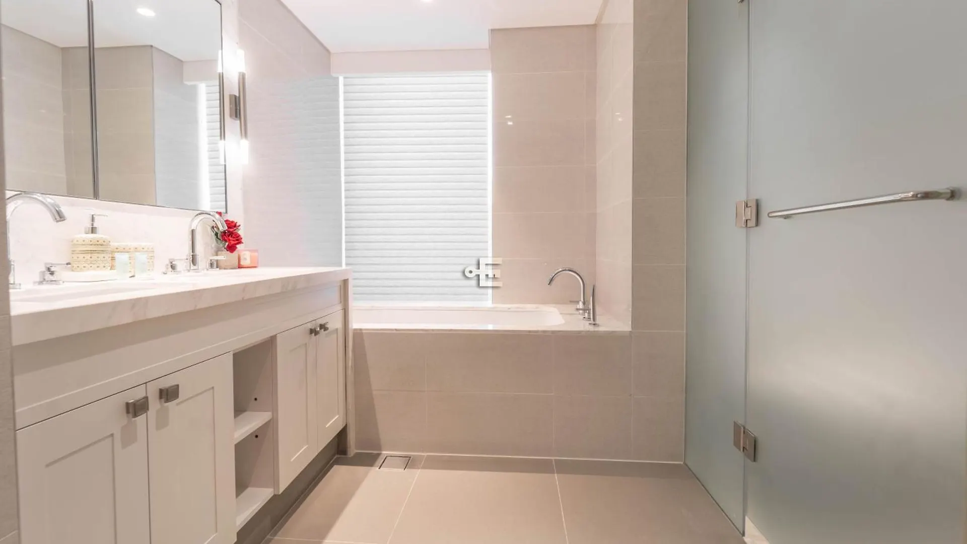 Downtown Elegance 2Br Near Dubai Fountain 아파트