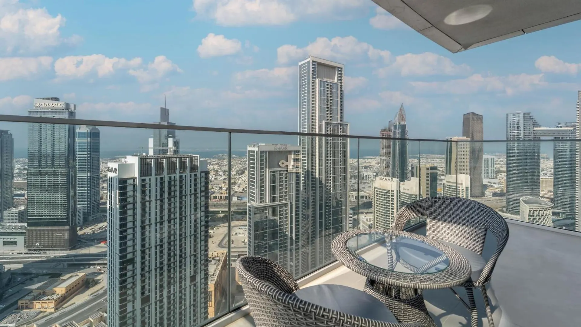 Downtown Elegance 2Br Near Dubai Fountain 아파트