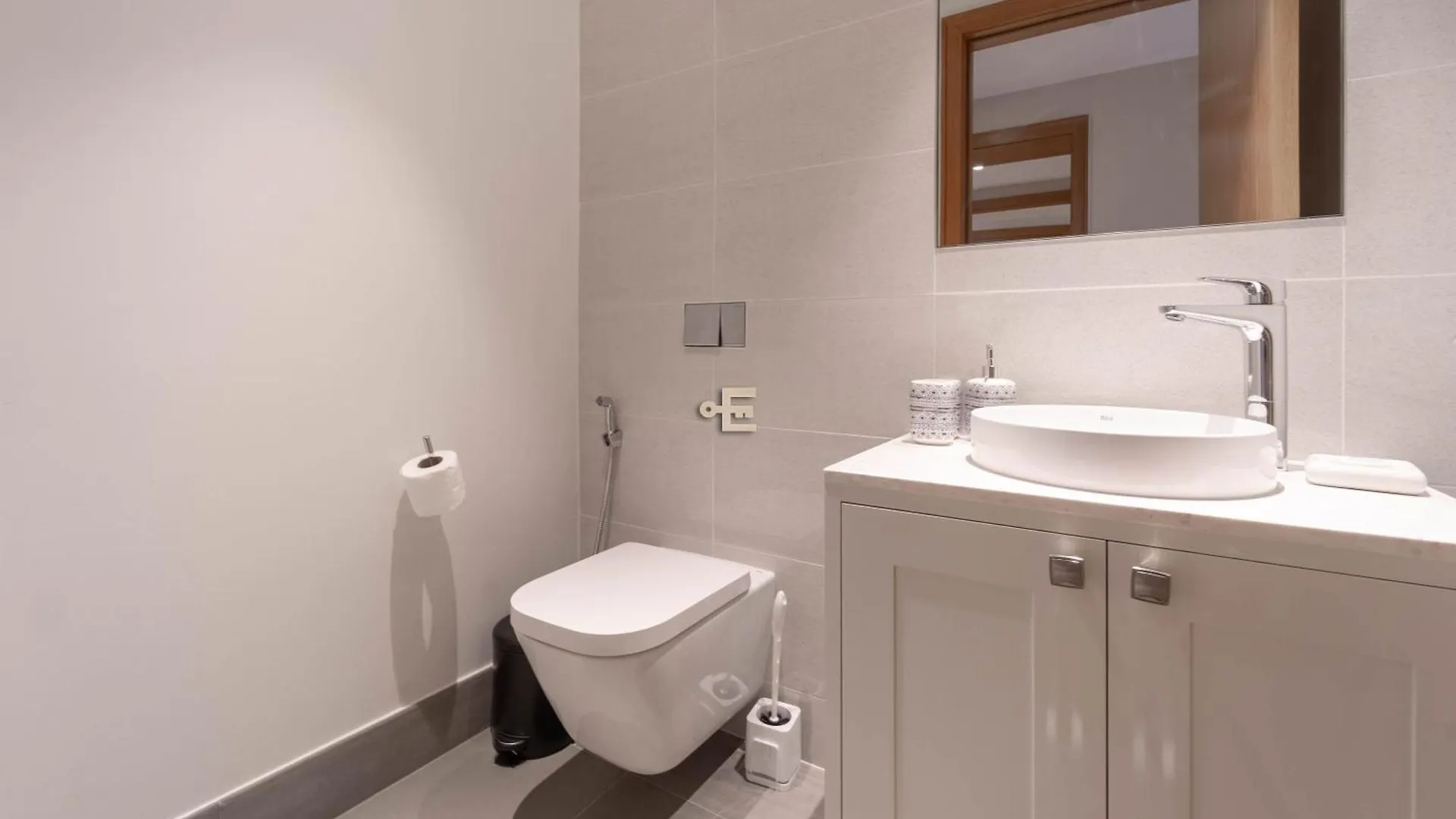 Downtown Elegance 2Br Near Dubai Fountain 아파트