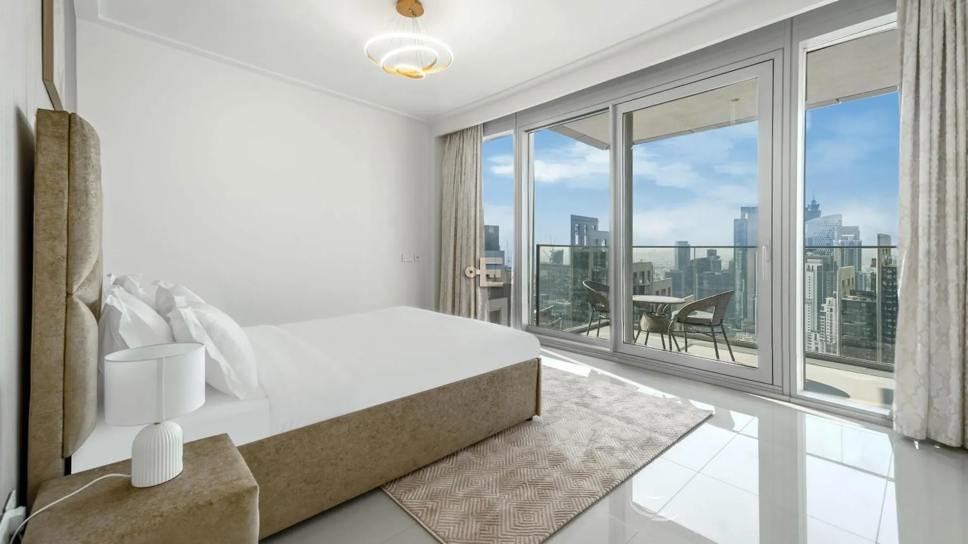 Downtown Elegance 2Br Near Dubai Fountain 아파트