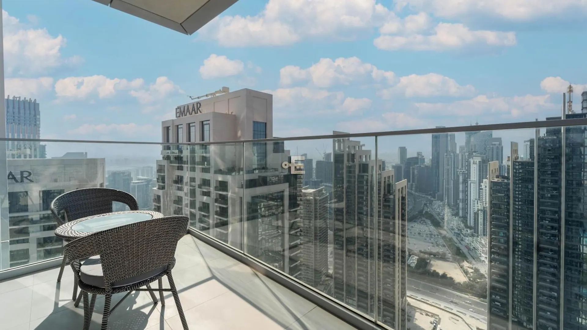 Downtown Elegance 2Br Near Dubai Fountain 아파트