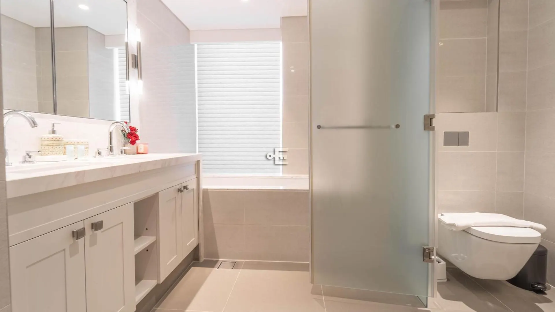 Downtown Elegance 2Br Near Dubai Fountain 아파트 아랍에미리트