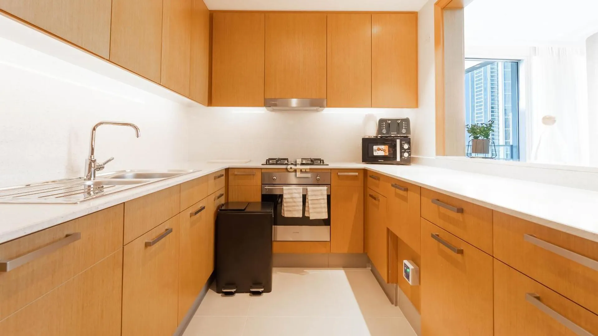 Downtown Elegance 2Br Near Dubai Fountain 아파트 아랍에미리트